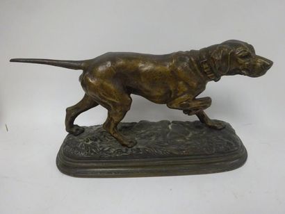 D'après Alfred DUBUCAND (1828-1874) 

Chien de chasse à l'arrêt. 

Epreuve en bronze...