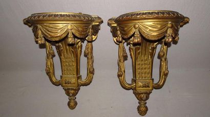 null Paire de petites consoles en bois sculpté et patiné or.

Style Louis XVI, XXème...