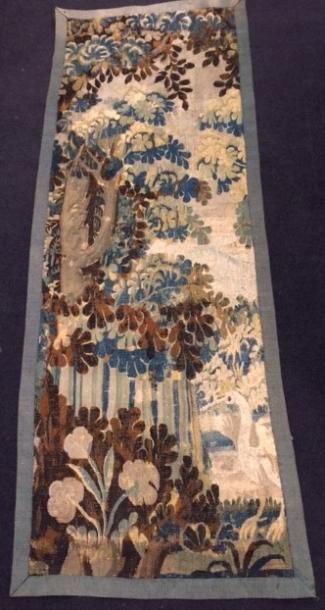 null Arbres, fleurs et partie d'échassier.

Fragment de tapisserie en laine polychrome.

XVIIIème...