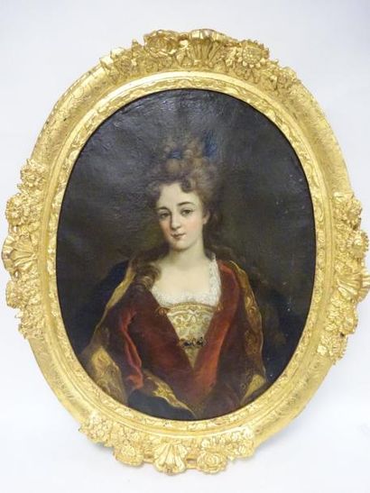 Ecole Française du XVIIIème siècle 

Portrait de femme en buste, à la robe de velours.

Huile...
