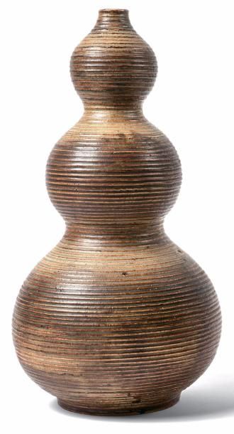 Axel Salto (1889-1961) 
Vase gourde, lampe, circa 1970.
En grès vernissé brun marron.
Signé...