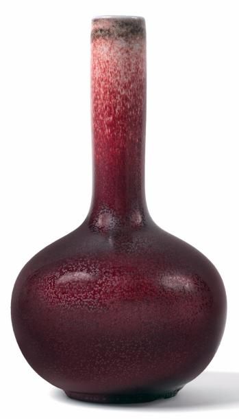 Axel Salto (1889-1961) 
Vase à long col, circa 1950-1960.
En céramique émaillée rouge...