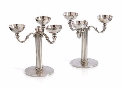 Jean DESPRES (1889-1980) 
Paire de candélabres à trois bras de lumière en métal argenté,...