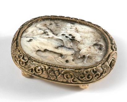 CHINE - XIXe siècle 
Boucle de ceinture en forme de galet en néphrite à décor sculpté...