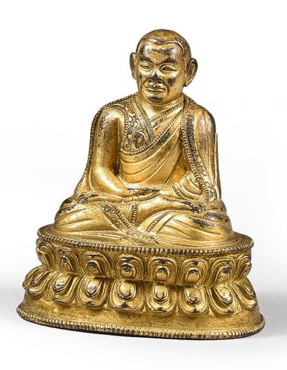 TIBET - XVIIe siècle 
Statuette de Lhama en bronze doré, assis en dyanasana sur un...