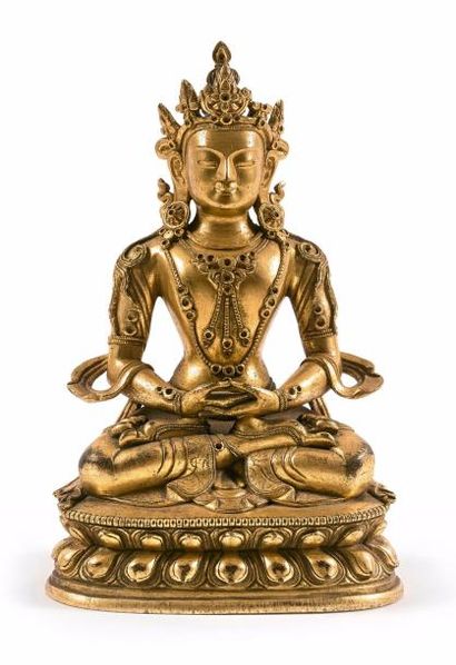 TIBET - XIXE SIÈCLE 
Statuette d'Amitayus en bronze doré assis en padmasana sur le...
