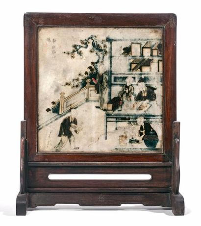 CHINE - XIXe siècle 
Ecran en albâtre peint à décor d'un lettré assis à une table...