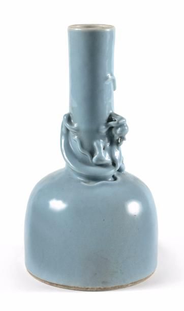 CHINE - XIXe siècle 
Vase bouteille en porcelaine émaillée clair de lune à décor...