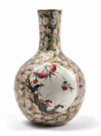 CHINE - Époque de la République - Minguo (1912-1949) 
Vase tianqiuping en porcelaine...