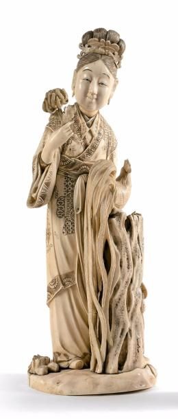 JAPON Okimono en ivoire marin sculpté représentant une courtisane et un coq.
Fin...