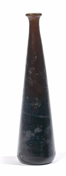 Émile GALLÉ (1846-1904) 
Vase tronconique à fond plat et petit col évasé.
En verre...