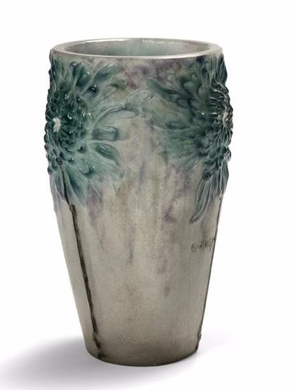 Gabriel ARGY-ROUSSEAU (1885-1953) «Chrysanthème».
Vase en pâte de verre à décor de...