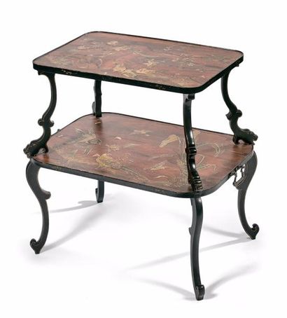 Attribuée à Auguste Louis MAJORELLE (1825-1879) 
Table à thé en bois noirci et filets...