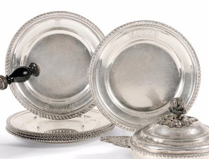 Angleterre Suite de six assiettes circulaires en argent.
L'aile brodée de filets...