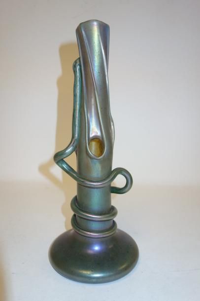 Attribué à Johann LOETZ (1880-1940) 

Vase en verre à décor irisé à base plate et...