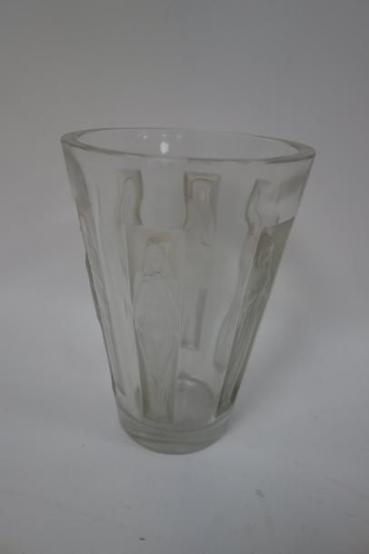 RENE LALIQUE (1860-1945) 

Vase "Gobelet six figurines". 

Epreuve en verre blanc...