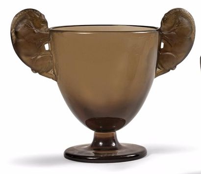 RENE LALIQUE (1860-1945) 

Vase « Béliers ».

Vase ovoïde sur large base circulaire,...