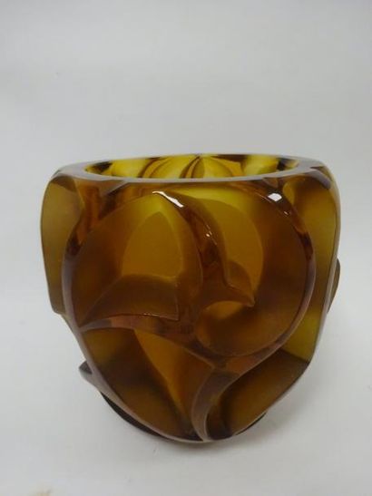 René LALIQUE (1860-1945) France 
Vase tourbillons.
Epreuve en verre orange moulé...