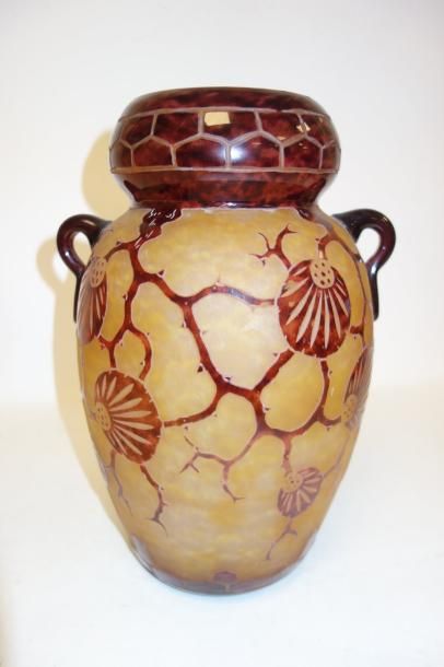 LE VERRE FRANÇAIS 

Grand vase en verre multicouche à décor dégagé à l'acide.

Signé.

H....