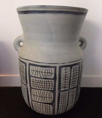 ROGER CAPRON (1922-2006) 
Grand vase à deux anses, circa 1950-60.
En céramique blanche...