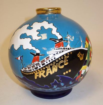 LONGWY & Danillo CURETTI (XXème siècle) 

Le France.

Vase boule en faïence à décor...