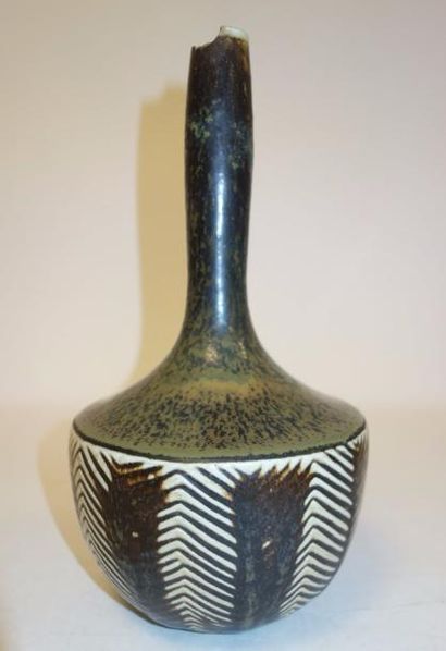 Axel Salto (1889-1961) 

Vase bouteille en grès vernissé la panse à décor de chevron...