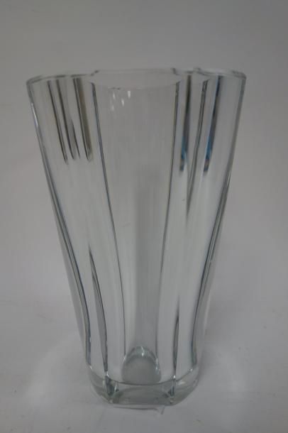 BACCARAT 

Vase en cristal transparent de forme évasée à pans. 

Signé. 

H. : 25...