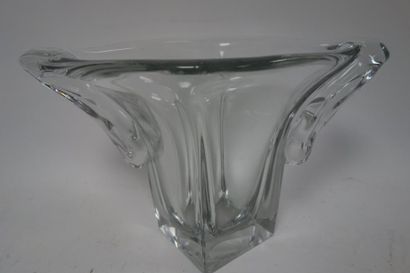DAUM France 

Important vase en cristal transparent à anses. 

Signé. 

H. : 23 cm....