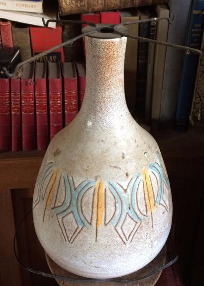 ACCOLAY 

Grand vase formant pied de lampe en céramique.

H. : 42 cm.