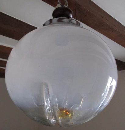 Gaetano SCIOLARI (XXème-XXIème siècle) 

Suspension globe en verre. 

Usures. 
