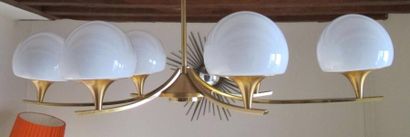 Gaetano SCIOLARI (XXème-XXIème) 

Lustre en métal doré à six globes en verre. 

Larg....
