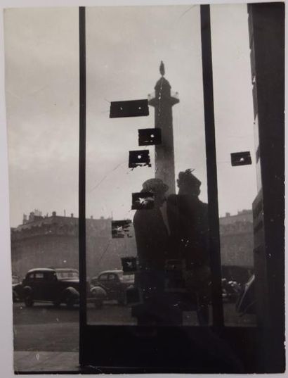Willy Ronis (1910-2009) 

La Place Vendôme à Paris, 1945.

20 x 18 cm.

Tirage original...
