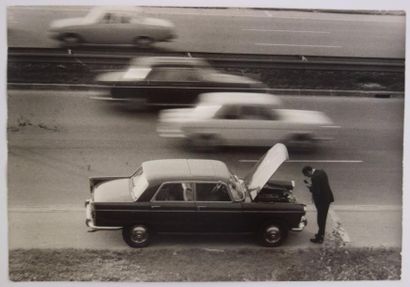 Willy Ronis (1910-2009) 

Arcueil / La panne sur l’autoroute, 1966.

16,5 x 26,5...