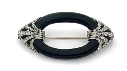 Elégante broche composée d'un anneau ovale...