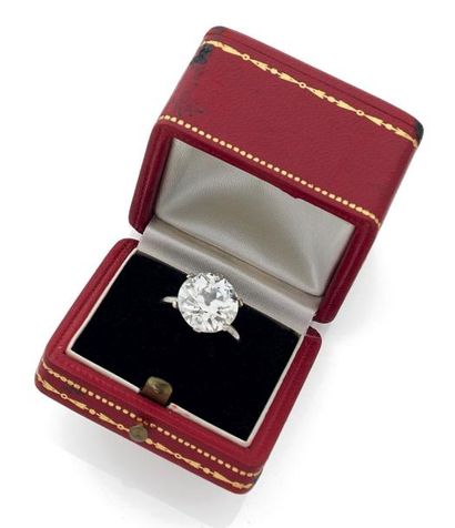 CARTIER Paris Bague solitaire en platine (850) ornée d'un diamant taille brillant...
