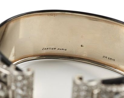 CARTIER Paris Bracelet manchette ouvert formé d'un large bandeau en or gris (750)...