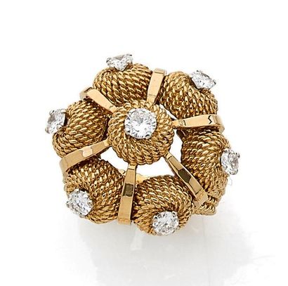 null Importante bague en or jaune (750) figurant une fleur formée de sept boules...