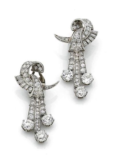 null Paire de clips d'oreilles formant pendants en or gris (750) et platine (850)...