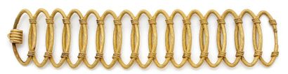 null Bracelet articulé en or jaune (750) formé de quinze maillons ovales ajourés...