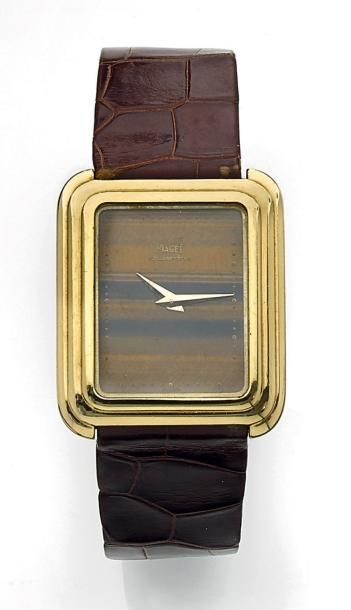 PIAGET Montre bracelet d'homme.
Boîtier en or jaune (750) rectangulaire à angles...