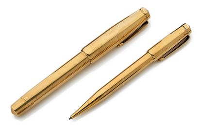 BOUCHERON Paris Parure comprenant un stylo plume et un stylo mine de plomb en or...