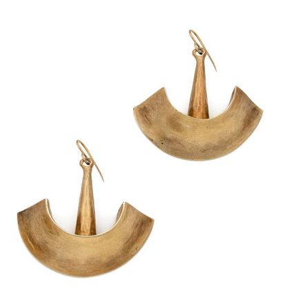 GOUDJI (1941) Paire de pendants d'oreilles en argent doré (min. 800) martelé figurant...