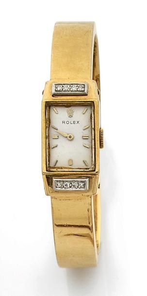 ROLEX Montre bracelet de dame en or jaune (750).
Boîtier rectangulaire épaulé de...