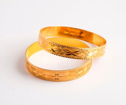 null Lot de deux bracelets joncs en or jaune (750) à décors d'étoiles. 

Poids total...
