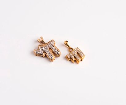 null Deux pendentifs "Chai".

- un petit en or jaune (750) ponctué de diamants de...