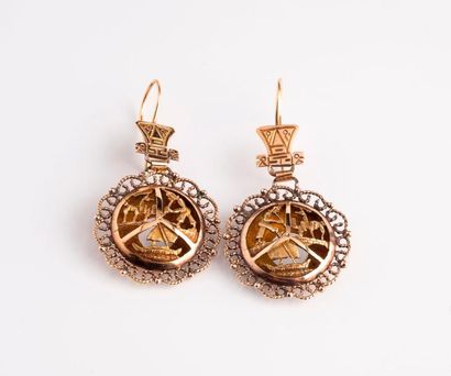 null Paire de boucles d'oreilles en or jaune (750) à motifs aztèques, et décor d'un...