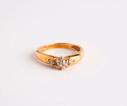 null Bague en or jaune (750) ornée d'un diamant de taille ancienne, épaulé par deux...