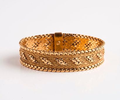 null Bracelet ruban en or jaune (750) à décor amati de losanges. 

Fermoir à glissière....