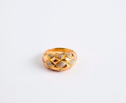 null Bague en or jaune (750) à motif matelassé orné de petits diamants de taille...