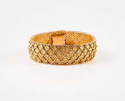 null Bracelet ruban en or jaune (750) à motifs quadrillés, partiellement amatis....
